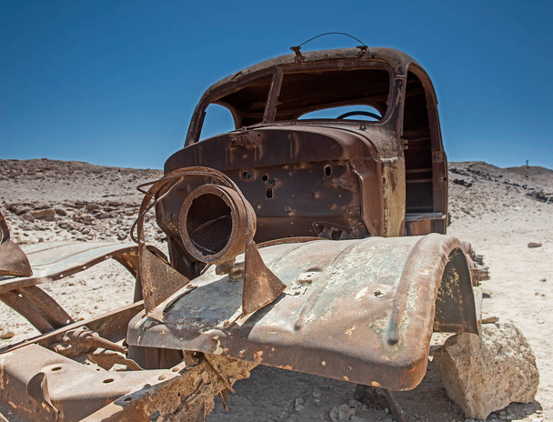 Restos de um velho e enferrujado caminhão abandonado abandonado deixado no deserto para decadência - Foto, Imagem