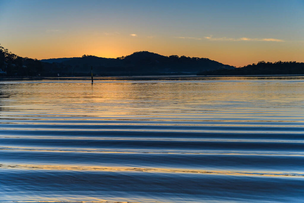 Capture du lever du soleil depuis Woy Woy Waterfront sur la côte centrale, NSW, Australie. - Photo, image