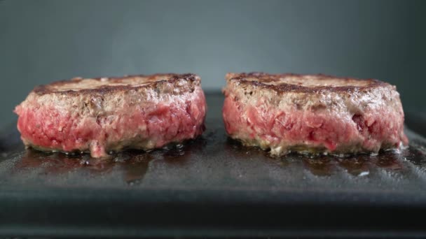 close-up angus beef burgers are cooking on the grill, rare beef burgers, 4K - Video, Çekim