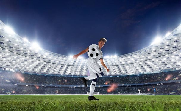 Ποδόσφαιρο παίκτες σε δράση σε επαγγελματικό στάδιο. - Φωτογραφία, εικόνα