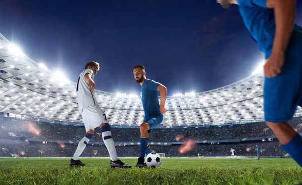 Ποδόσφαιρο παίκτες σε δράση σε επαγγελματικό στάδιο. - Φωτογραφία, εικόνα