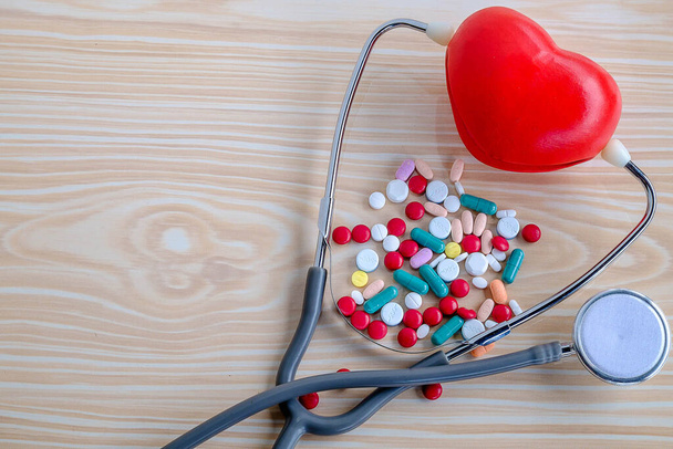 Die Pille ist schädlich für das Herz. Herzmedikamente - Foto, Bild