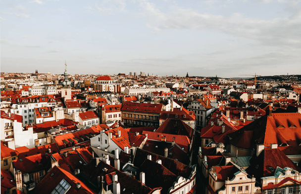 Punaiset katot Prahasta, Tsekin tasavallasta. Top näkymä talot Praha. Näytä postikortit kohteesta Praha - Valokuva, kuva