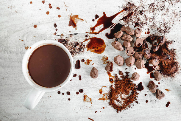 Chocolate quente e chocolate em pó com chocolate na mesa
 - Foto, Imagem