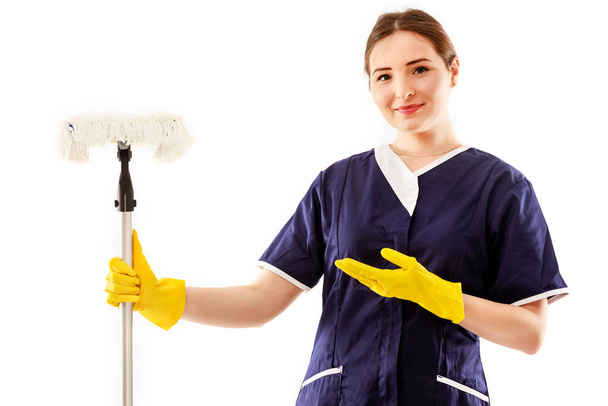 Mujer de limpieza señalando y mostrando su producto o texto aislado sobre fondo blanco
. - Foto, imagen