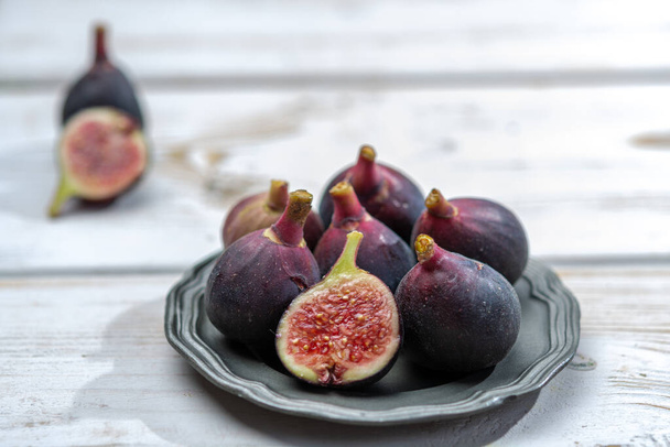 Frutas frescas de higos orgánicos maduros listas para comer de cerca
 - Foto, imagen