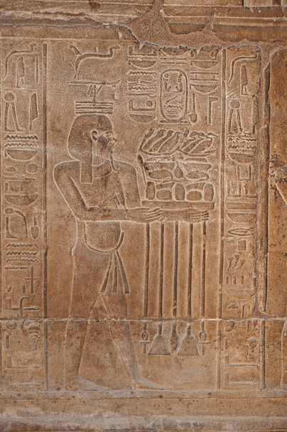 Tallados jeroglípicos en la pared en el antiguo templo egipcio de Luxor
 - Foto, Imagen