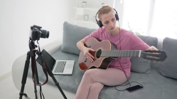 Гітарист робить відео уроки та навчальні посібники для веб-сайтів у відеоблозі
. - Кадри, відео