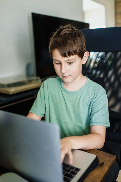 Laptopot használó fiú az otthonában - Fotó, kép