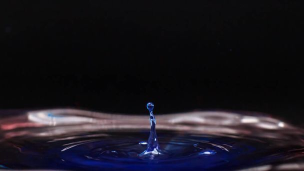 水に落ちる青い色のドロップ,創造的なフォーム - 写真・画像