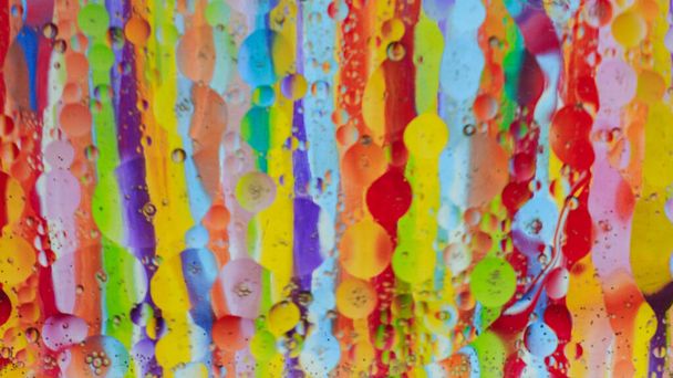 Olejové bubliny ve vodě skleněné misky, pozadí barevné - Fotografie, Obrázek
