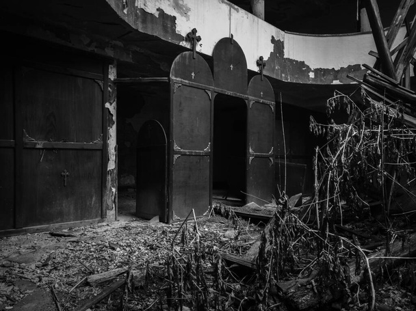 El interior de un edificio religioso en ruinas abandonado, un antiguo altar de madera en una antigua iglesia ortodoxa con un techo derrumbado
. - Foto, imagen
