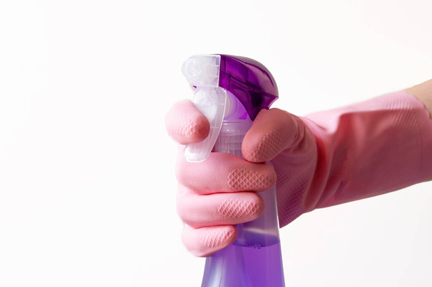 Mão em luva de borracha segurando spray com detergente. Serviço de limpeza, conceito de limpeza. Fechar
. - Foto, Imagem