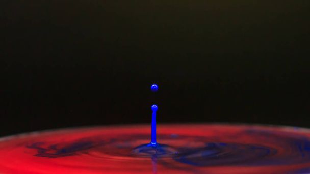 Spadek kropli wody kolor, ciekawe formy wykonane - Zdjęcie, obraz