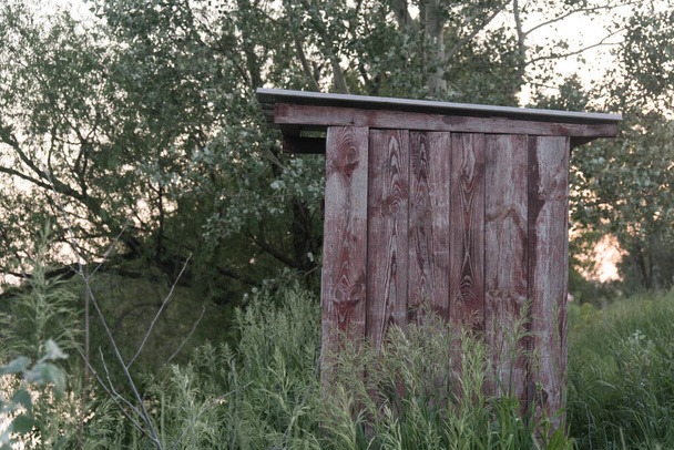 Starý dřevěný dvojí kůlna v odlehlé ruské vesnici v létě - Fotografie, Obrázek