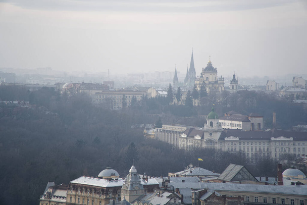Panorama de Lviv. Vista aérea sobre el centro antiguo de Lviv en el oeste de Ucrania, con a la izquierda la iglesia de Uspensky y a la derecha la iglesia dominicana y el Ayuntamiento
. - Foto, Imagen