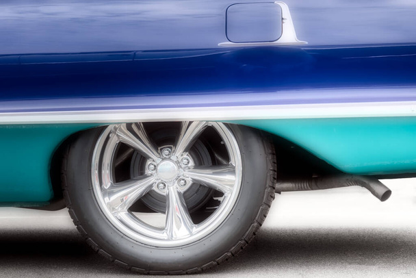 Классический американский автомобиль с обновленными шапками-ушанками шестидесятых годов в двух тонах синего цвета
. - Фото, изображение
