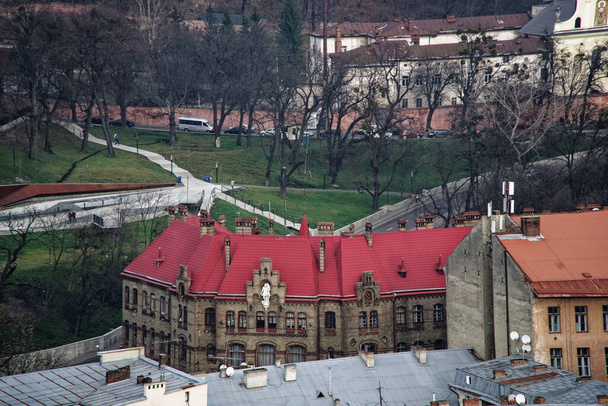 Πανόραμα του Λβιβ. Αεροφωτογραφία σχετικά με το παλιό κέντρο της Lviv στη Δυτική Ουκρανία, με στα αριστερά την εκκλησία Uspensky και στα δεξιά η Δομινικανή εκκλησία και το Δημαρχείο. - Φωτογραφία, εικόνα