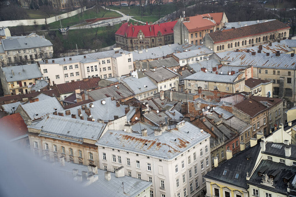 Lviv panorama. Aerial view on the old roof in centre of Lviv in Western Ukraine, with on the left the Uspensky church and on the right the Dominican church and the Town Hall. - Foto, afbeelding