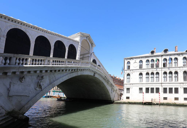 Ponte Rialto sobre o Grande Canal em Veneza com muito poucos turistas devido ao bloqueio imposto pelo mortal vírus Corona
 - Foto, Imagem