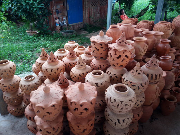 oficina ao ar livre de cerâmica, faiança, laranja e marrom terracota vasos de flores artesanato na Tailândia
 - Foto, Imagem