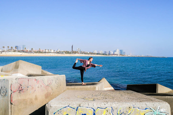 A girl doing some yoga positions and routines in different spots in Barcelona. - Foto, Imagem