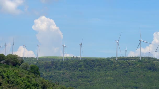 Monet tuuliturbiinit sijaitsevat kukkulalla käyttää tuuli tuottaa sähköä Nakhon Ratchasima, Thaimaa. - Materiaali, video