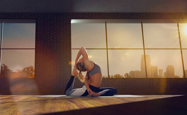 Yogacı kadın. Sabahları yoga yapan genç bir kadın.. - Fotoğraf, Görsel