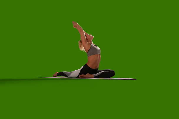 Yoga-Frau isoliert auf grünem Bildschirm. - Foto, Bild