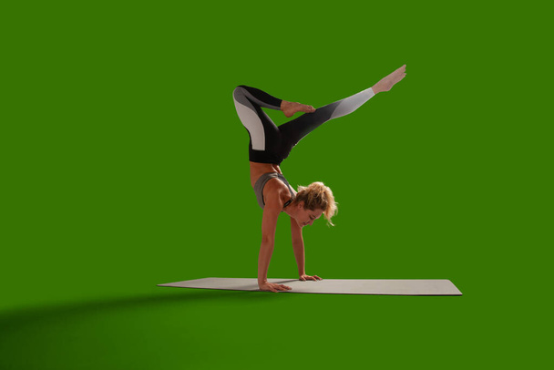 Yeşil ekranda izole edilmiş yoga kadını.. - Fotoğraf, Görsel