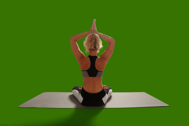 Йога - жінка ізольована на зеленому екрані. - Фото, зображення
