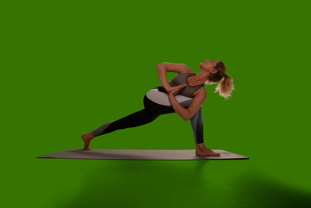 Yeşil ekranda izole edilmiş yoga kadını.. - Fotoğraf, Görsel