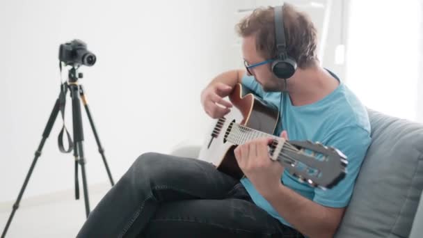 Guitariste faire des leçons vidéo et des tutoriels pour les classes de site internet vlog. - Séquence, vidéo