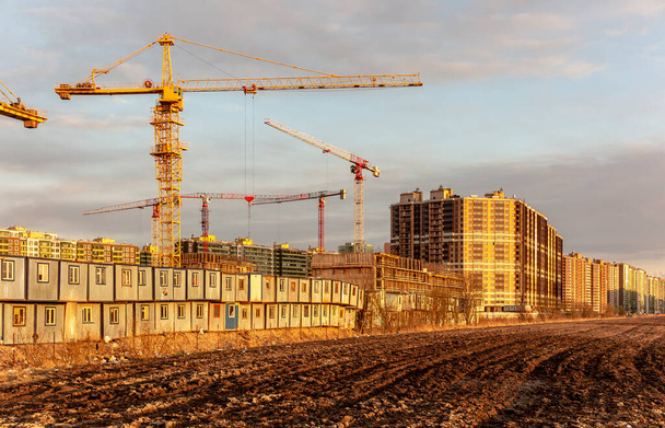 Строительные краны на строительной площадке в окрестностях Санкт-Петербурга
 - Фото, изображение