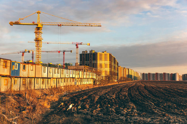 Grúas de construcción en el sitio de construcción en las cercanías de San Petersburgo
 - Foto, Imagen