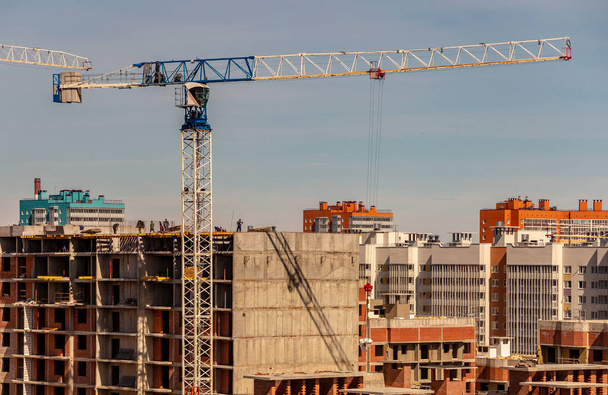Żurawie budowlane na placu budowy w pobliżu Sankt Petersburga - Zdjęcie, obraz