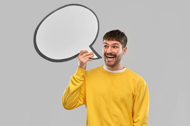 happy man with speech bubble over grey background - Zdjęcie, obraz