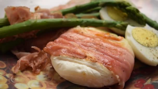Tomino au fromage italien traditionnel avec pancetta et asparagues
 - Séquence, vidéo