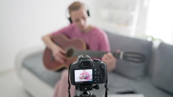 Guitarrista haciendo video lecciones y tutoriales para internet vlog sitio web clases. - Metraje, vídeo