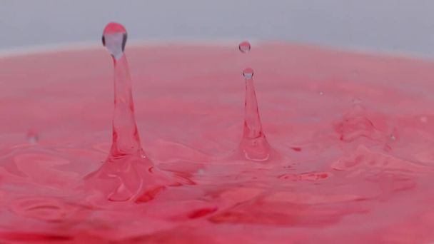 Goccia di colore rosa che cade e schizza in acqua, forme creative congelamento
 - Foto, immagini