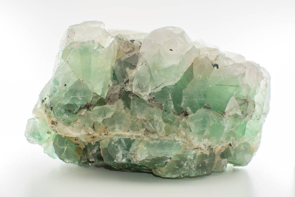 Vihreä jalokivi luonnon mineraali fluoridi tai vihreä beryyli eristetty lähikuva - Valokuva, kuva