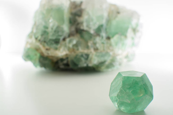 Yeşil değerli taş doğal mineral florür veya yeşil beril yakından izole edilmiş. - Fotoğraf, Görsel