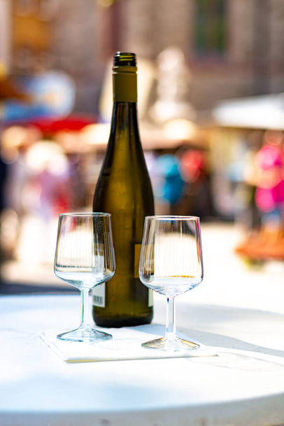 Degustacja zimnego białego suchego wina riesling na ulicznym festiwalu wina na rzece Mosel, Niemcy, festiwal zbiorów winogron - Zdjęcie, obraz