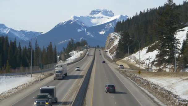 Вантажівки та автомобілі їдуть по знаменитій мальовничій Транс - Канада магістралі.. - Кадри, відео