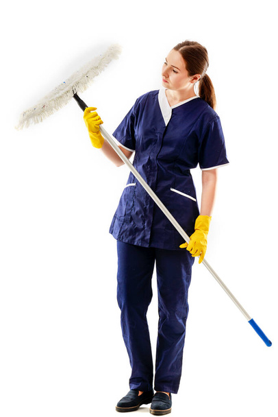 Жінка-прибиральник з мопедом на білому тлі, ізольована. Концепція прибирання будинку або концепція прибирання офісів
. - Фото, зображення