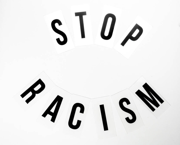 Schwarze Leben sind wichtig. Großbuchstaben mit dem Text stoppen Rassismus vor weißem Hintergrund - Foto, Bild