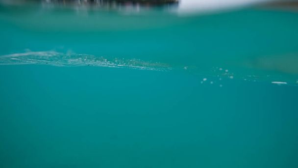 水と青の背景の下のパノラマシーン - 写真・画像