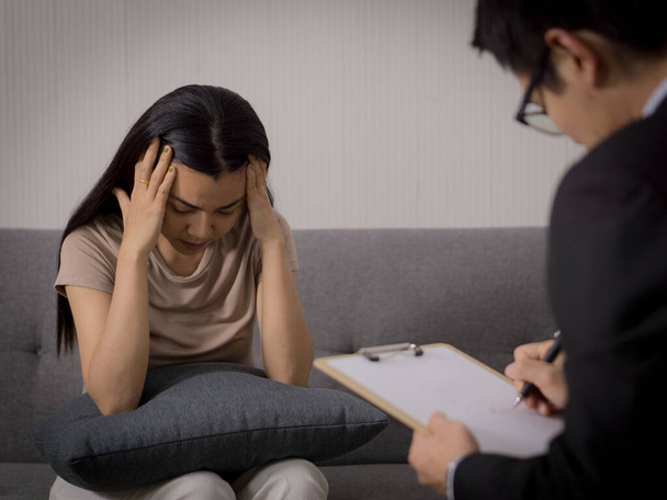 Surullinen nainen masennuksen ottaa konsultointi psykiatri sairaalan mielenterveyskeskuksessa - Valokuva, kuva
