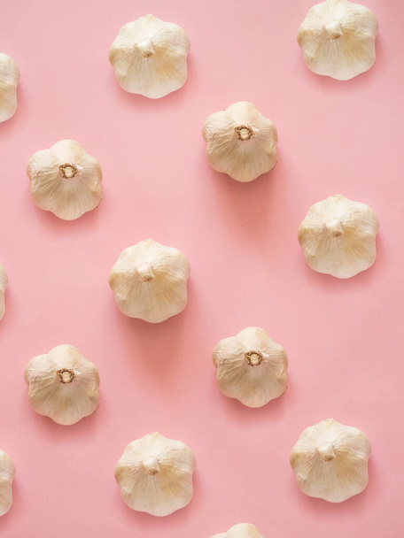 Garlic pattern on pink background - Фото, зображення