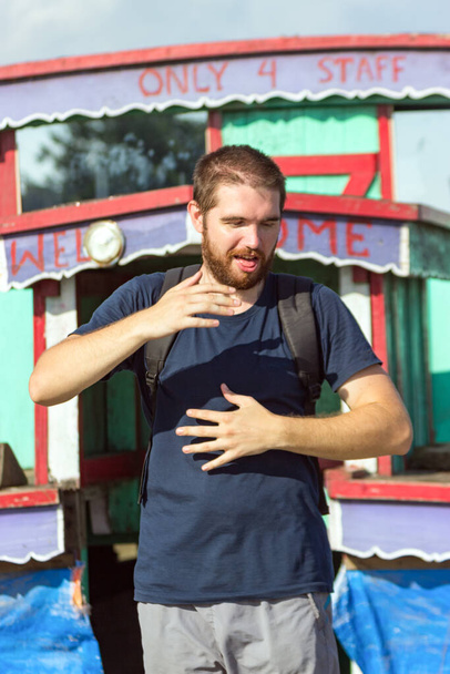 Ein betrunkener Mann mit Bart benimmt sich auf einem öffentlichen Platz schlecht. Ein rowdy Passagier schreit und tanzt. Massenöffnung von Resorts in der Türkei - Foto, Bild